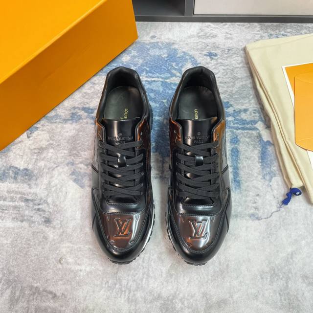 L家 顶级p: Size：39-44 38和45可定做 Lv奢品秋冬款男士run Away 运动鞋，采用经典开边珠牛皮老花擦色、适合四季穿着舒适透气，内里网布配